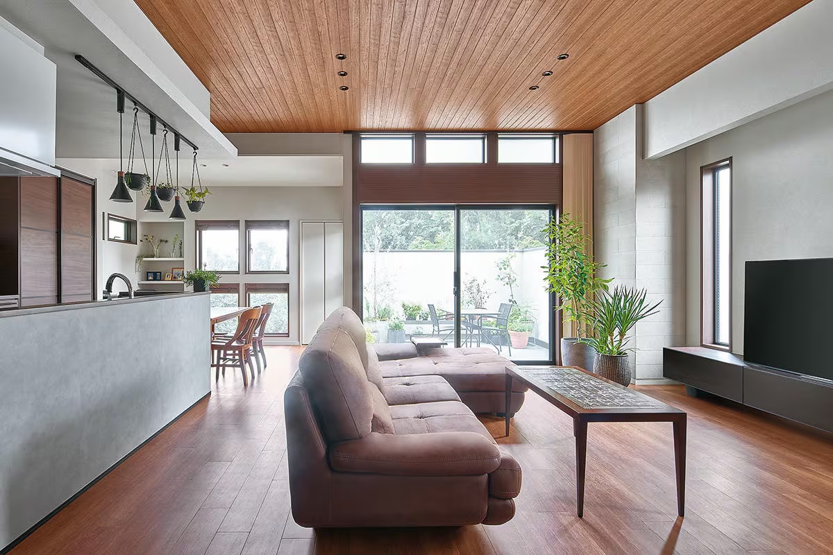 プライバシーを守りながら開放的に暮らす2階リビングの家