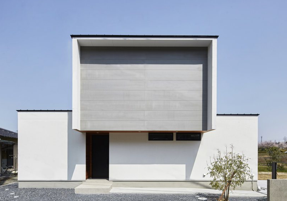 オーバーハングが印象的な桜が見える家